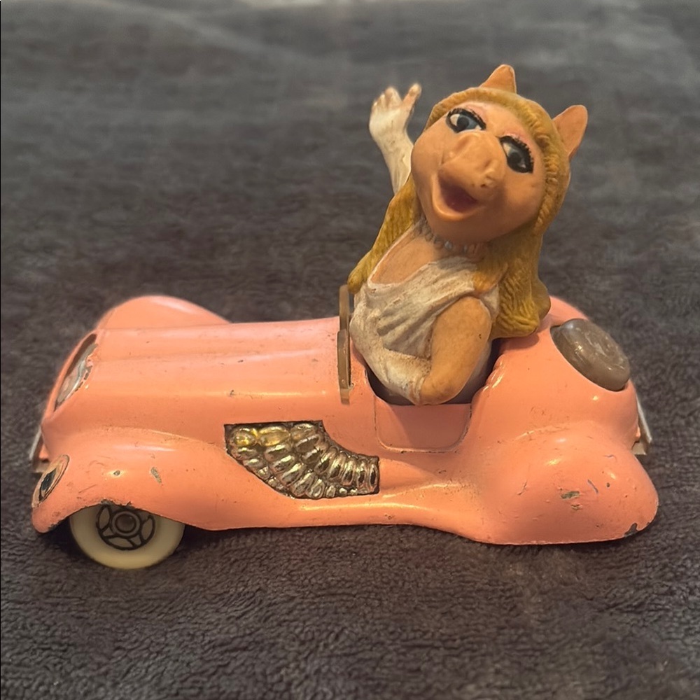Muppet Show Miss Piggy 1979 Collectable Corgi Die Cast Car Rolling Wheels